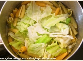 step3: 高麗菜洗淨後，用後撕成片狀，也放入鍋中，煮至變軟。