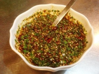 step4: 蒜末、蔥末、辣椒末、香菜末與調味料（薄鹽醬油3/10杯、椒麻油1匙、味霖1/10杯、檸檬汁半顆）混合調成雞肉醬料。