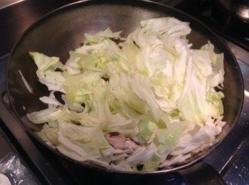step8: 熱鍋放入乾香菇爆香，加入高麗菜翻炒。