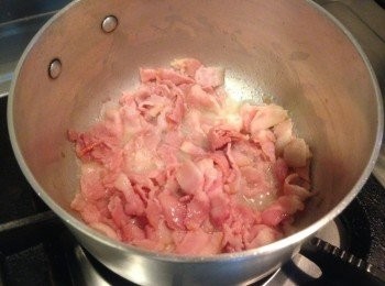 step4: 取炒鍋倒入香油爆炒培根碎及洋蔥。