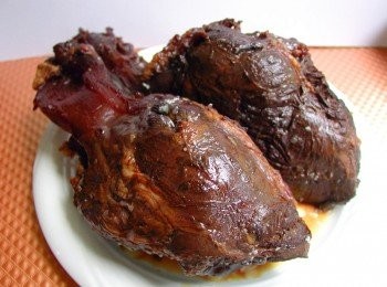 step2: 把所有材料放進鍋中
煮沸後計時2.5小時
熄火
浸泡6個鐘頭
(最好不要加蓋,免得太爛)
**[愛買]因為加了蓋子所以略為軟爛些