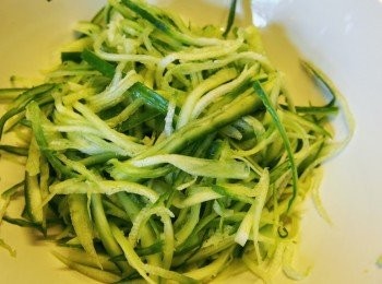 step1: 青瓜洗淨包絲，盡量避免用中間籽的部份，因為會出水。刨絲後用廚房紙吸乾水份備用