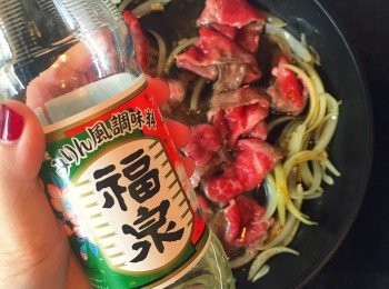 step6: 下味琳 , 水和糖
滾起後 煮至收汁 (餘下2/3的汁量)