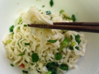 step6: 快速攪拌後即可開動!波浪拉麵更容易吸收醬汁 真的很好吃又美味~做法也超簡單的，一定要試試唷