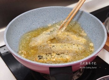 step9: 待油再燒熱，把炸過的紫菜卷回鑊再炸30秒，盛起放架上瀝乾油分。