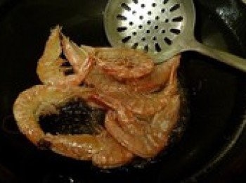 step4: 鍋中多倒油，燒至約6、7成熱，投入大蝦，迅速翻面，變紅起酥即撈出