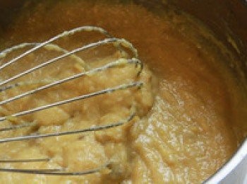 step2: 等待麵糰發酵的時間可製作<span class="group_1">內餡</span>，先將牛奶、砂糖、麵粉放入鍋中攪拌加熱至糊狀，後再加入奶油和地瓜泥充份拌勻至濃稠的泥狀後，倒入起司粉調味後放涼備用(可先冰入冰箱讓餡料變硬會比較要包入<span class="group_2">麵皮</span>時會比較好操作)。