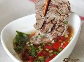 step5: <span class="group_3">蘸醬魚露</span>作法：1.取一容器將開水、魚露與糖放入攪拌至糖融化。 2.加入蒜末、辣椒末、檸檬汁、小番茄拌勻即完成。