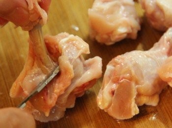 step2: 小雞腿用刀將關節部位筋切開，用刀將雞肉與骨頭一邊分開一邊將肉翻開捲起像朵鬱金香。