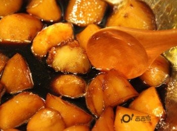 step2: <span class="group_2">頂層黑糖地瓜</span>地瓜去皮後切小塊，加入黑糖和水小火煮至濃稠且地瓜熟後瀝乾備用 <span class="group_2">頂層黑糖地瓜</span>地瓜去皮後切小塊，加入黑糖和水小火煮至濃稠且地瓜熟後瀝乾備用