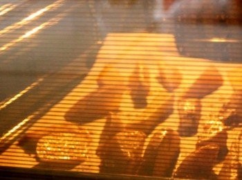 step3: 將薯塊均勻擺在烤盤上，薯塊間留有空隙利於均勻受熱。