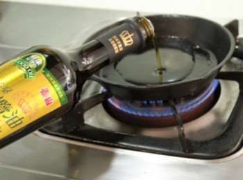 step3: 鐵鍋加泰山橄欖油小火加熱