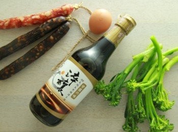 step1: 臘腸、肝腸、台式香腸放入電鍋蒸熟取出切片，蒸臘腸醬汁趁熱拌入味全淬釀、紹興酒、糖。