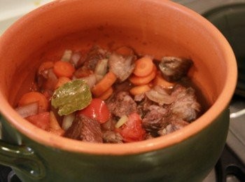 step3: 接續放入月桂葉、紅(綠)胡椒、倒入蕃茄泥與開水拌勻後蓋上鍋蓋轉小火燉約至肉軟後，放入四季豆，灑上黑胡椒與鹽調味後即完成享用。