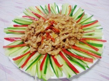 step6: 步驟6最後將完成的肉絲擺放於盤上就完成囉~