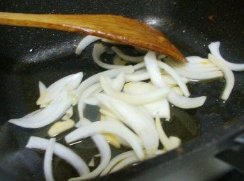 step3: 3.接著加入洋蔥炒出香氣及甜味