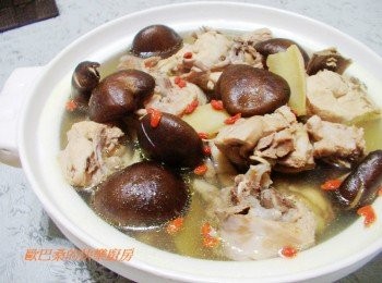 step4: 步驟4雞肉鮮ˊ香菇香ˊ美味的香菇雞湯快速完成