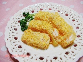 step11: 因為蝦子易熟ˊ川燙不用1分鐘ˊ加上省掉熱油鍋的麻煩ˊ 可以快速炒香麵包粉ˊ這寒天黃金蝦看似複雜ˊ但只花不到10分鐘就能完成喔。