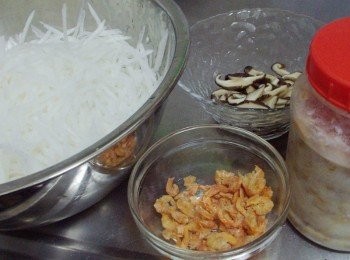 step1: 先準備好所需材料ˊ蘿蔔刨絲ˊ香菇泡軟切絲備用