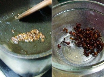 step2: 鍋內加入少許香油和食用油ˊ中小火將花椒粒炒香ˊ 然後將花椒粒取出ˊ放涼後拍碎備用