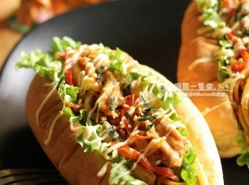 step8: 在烤好的熱狗麵包中間鋪上適量蘿美生菜，放入剛炒好的咖哩洋蔥雞柳炒麵，最後擠上適量美乃滋、灑上海苔粉(我用的是野菜口味的味島香鬆)，就完成啦!