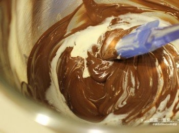 step3: [<span class="group_2">巧克力甘納許</span> ]:熱好的鮮奶油，分三次加入融化的牛奶巧克力中，混合均勻至光滑絲緞狀。