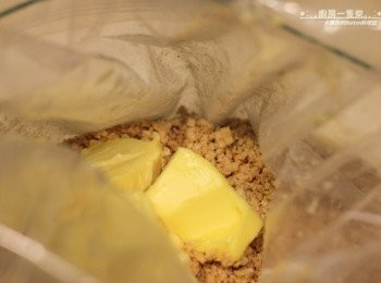 step1: 檸檬夾心酥放入夾鏈袋中，用手壓碎，再加入室溫軟化好的無鹽奶油，混合均勻。