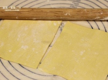 step3: 桌面灑上少許麵粉防沾，放上2片冷凍酥皮，稍微擀平，使酥皮回軟，方便操作。