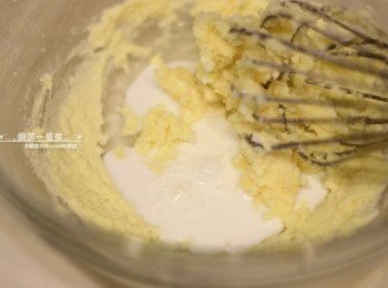 step8: 再將煮沸的牛奶分3~4次加入拌勻。