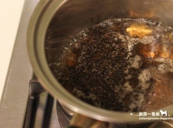 step8: 倒入紅茶葉，再次煮沸後將火稍微轉小，續煮約1分半鐘。