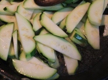 step3: 放入切好的櫛瓜並加入1/3杯的水半蒸煮