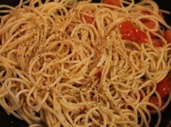 step2: 倒入煮好的麵條, 以鹽巴/黑胡椒/義式香料調味後, 攪拌均勻 ** 如果沒有義式香料, 可用新鮮的香菜或巴西利或九層塔代替. 喜歡辣味的可以加辣椒片