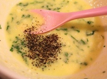 step2: 取一小碗將奶油/蒜末/帕瑪森起司粉/香菜末微波加熱30秒至奶油溶化後, 加入黑胡椒粉拌勻