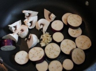 step1: 茄子/蘑菇切片後, 與蒜末一起爆香