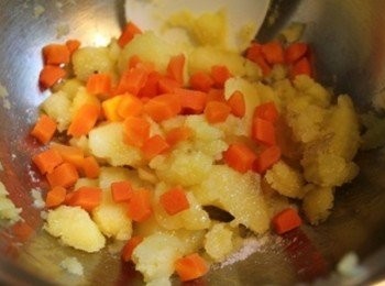 step2: 蒸熟後, 趁熱將馬鈴薯剝皮搗散,再加入紅蘿蔔丁拌勻