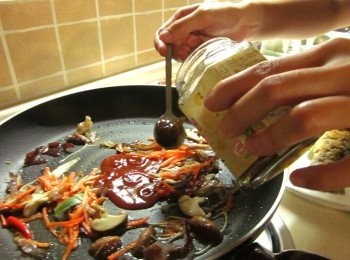 step4: 加入台東有機Q梅梅肉.梅汁.蕃茄醬調味,酸甜可自行調整,最後再放入蔥段稍拌, 起鍋前淋上香油即可