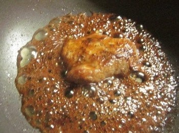 step5: 將3.調味料放入鍋中焼5-10分鐘,肉盛起待稍涼切成片,淋上蜂蜜醋汁即可