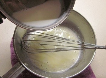 step5: 冷藏麵團的同時來做奶醬:將糖和牛奶放在湯鍋,以中小火加熱至30-40度至糖溶化,將牛奶慢慢沖入蛋液,接著低粉和玉米粉過篩後也倒入牛奶中開小火邊煮邊攪