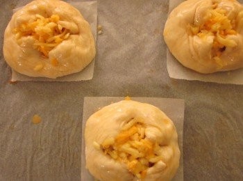 step9: 刷上蛋液,放入烤箱以190度烤12分鐘即可,表面灑乾燥巴西里做裝飾