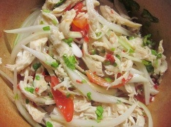 step6: 將作法4及作法5放入碗中,淋上<span class="group_4">醬汁</span>拌勻,最後再和麵條一起拌勻即可