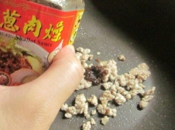 step3: 鍋中放一些些油炒香絞肉再放入牛頭牌紅蔥肉燥一起炒香