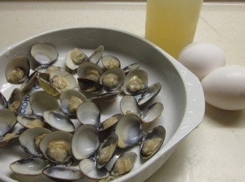 step2: 蛤蜊洗淨先蒸熟,再將蛤蜊高湯瀝出,2顆蛋打散,蛤蜊高湯加水共300cc與蛋液混和,加少許塩及米酒調味,用濾網過篩備用.(如果想吃硬一點的口感可將總水量降到250cc,原則上1顆蛋配120~150的液體)