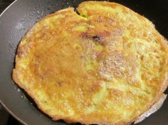 step5: 翻面續煎,約用一大匙的油沿鍋邊淋,使煎蛋呈現"恰恰"的狀態即可盛盤,上桌前灑少許胡椒粉提香