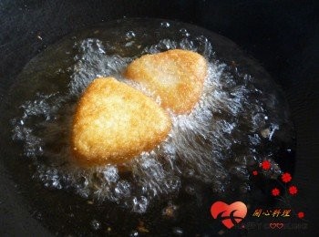 step4: 放入中溫油鍋用大火炸至表面金黃,不停攪動會讓顏色更均勻