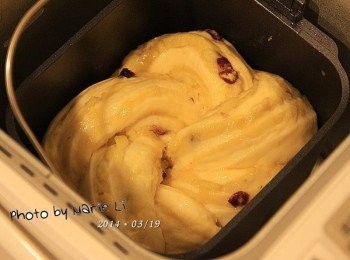 step7: (Panasonic SD-BMS105T Mode21 發酵模式) 設定麵包機在 Mode21 《發酵模式》 讓整型好的麵糰在機子裡進行最後發酵 大約需要一個鐘頭的時間 麵糰會發酵至容器的八分高 按下機器上的《取消鍵》停止模式 此時就可以為麵糰刷上蛋液準備進入烘烤了