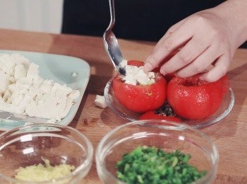 step3: 將話梅粉用適量既水混合開溶加少許糖試味後淋上己去皮既番茄醃製至 汁料完全浸入為上