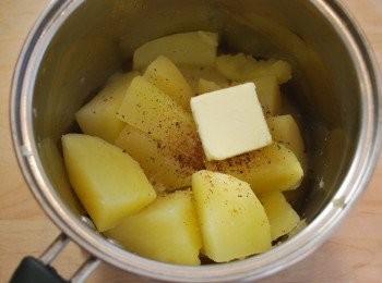step2: 瀝乾馬鈴薯，趁熱拌入奶油、肉荳蔻粉、鹽及胡椒，壓碎成泥