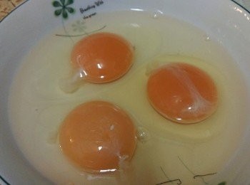 step2: 先打蛋攪拌後倒入鮮奶及糖也放入一起攪拌