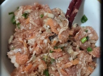 step1: 餡料：
 •碎豬肉 200克 
•甘荀絲適量
•冬菇切細粒適量 
•蔥切粒適量


醃肉材料：
 •生抽（醬油）1湯匙 
•糖 ½茶匙 
•粟粉（玉米粉）1茶匙 
•雞粉 ½茶匙 
•水2茶匙 
•胡椒粉 少許 
•鹽 少許 

肉餡做法：
1）將碎肉、冬菇、甘荀加入調味料醃至少2小時