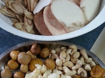 step4: 將牛蒡去皮切片,腰果,蜜棗洗淨,水滾後落所有材料煮2個半小時落鹽調味即可